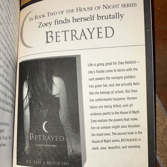 Book one House of Night series  Marked by P.C.Cast + Kristin Cast - Picture 8 of 8